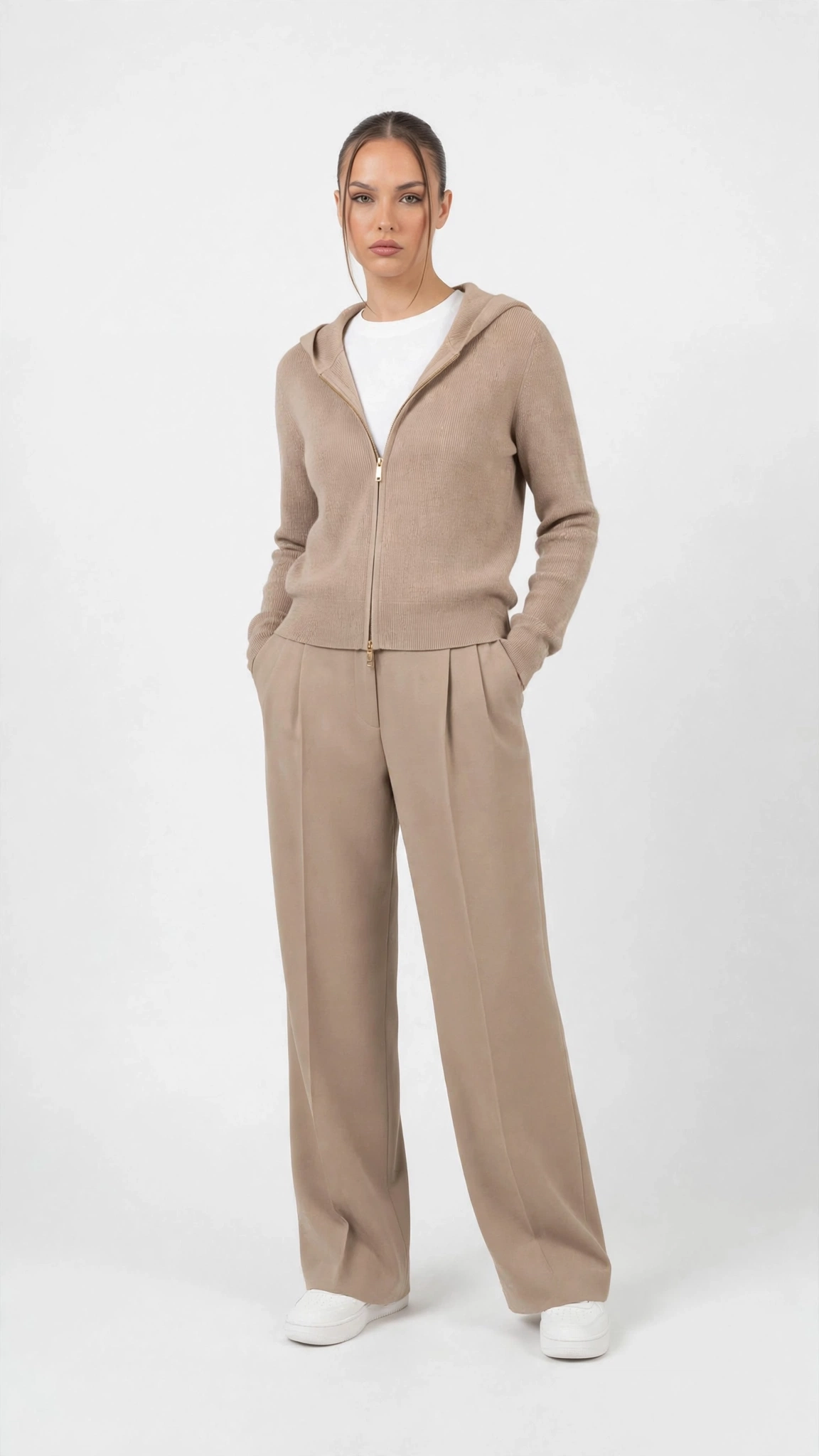 Strick-Outfit in Beige – Produktbild für Lookbook und Marktplatz